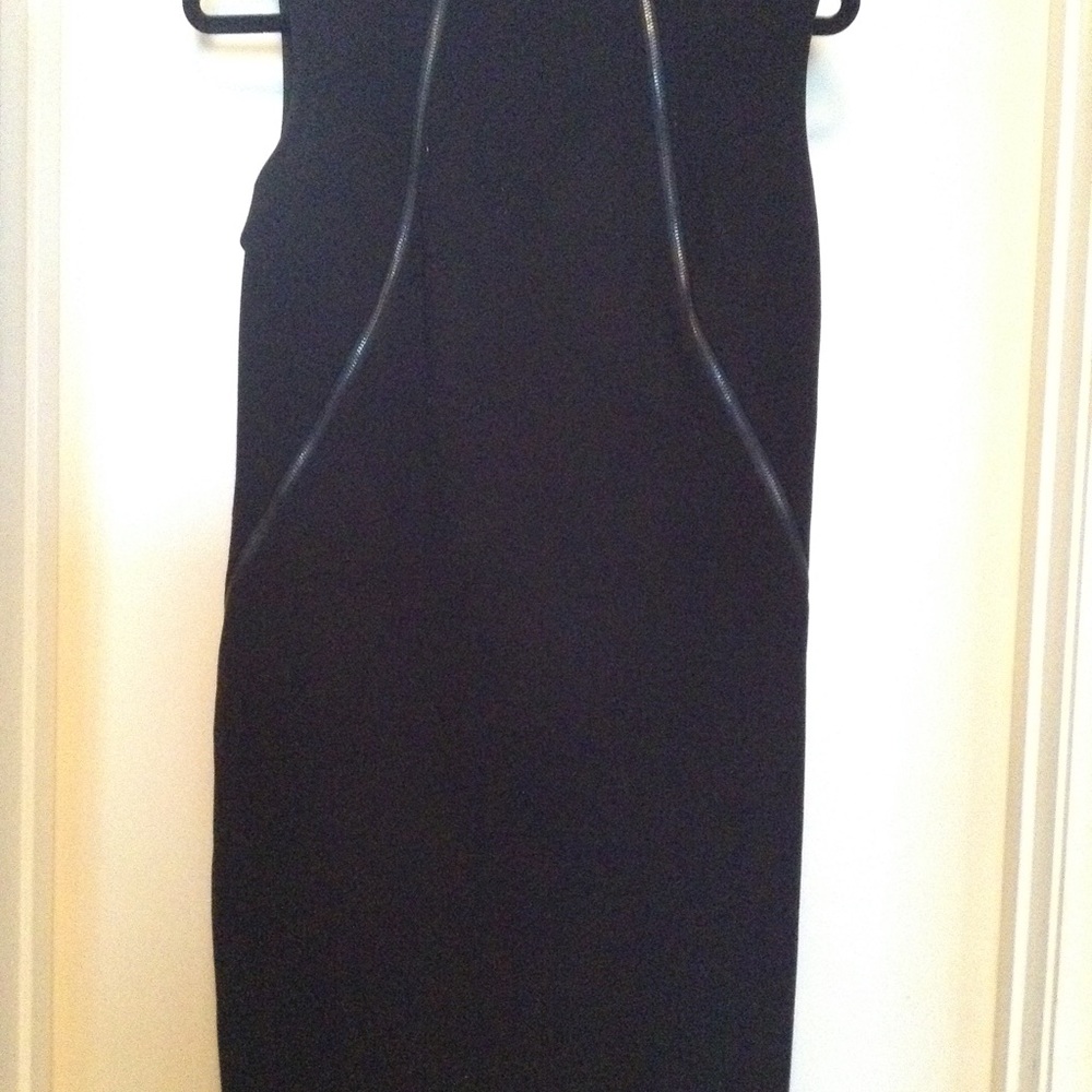 Black sleeveless dress